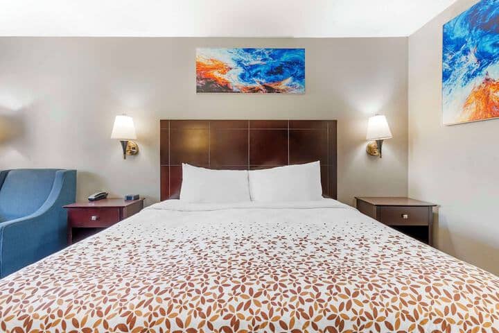 Room 6 of 33