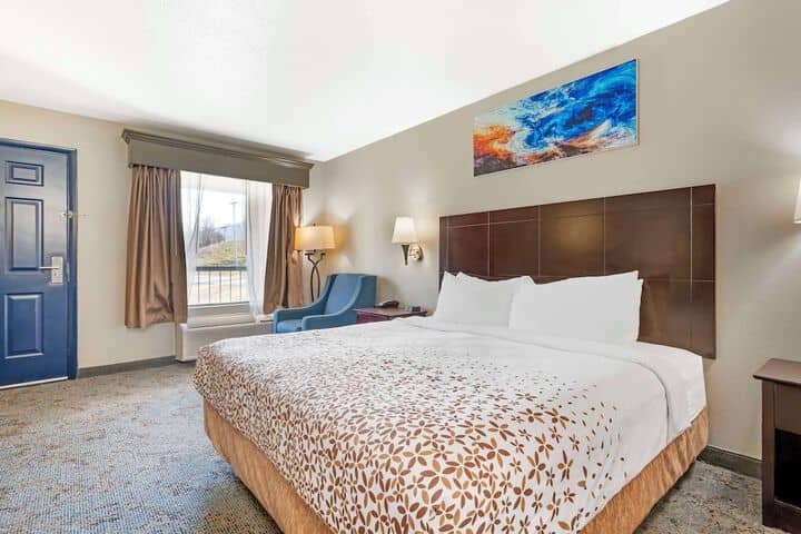 Room 5 of 33