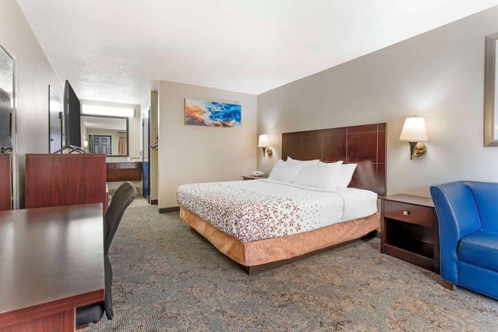 Room 8 of 33