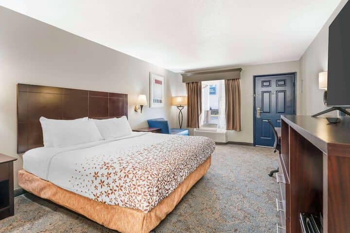 Room 9 of 33